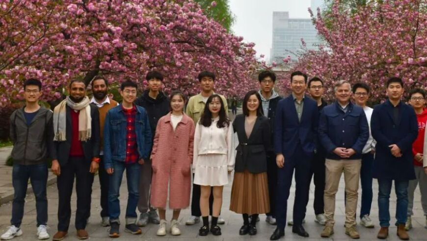 澳门四肖八码凤凰网,男子领3只烈犬咬小猫并抛尸,详细释义解释落实_手游版V13.13